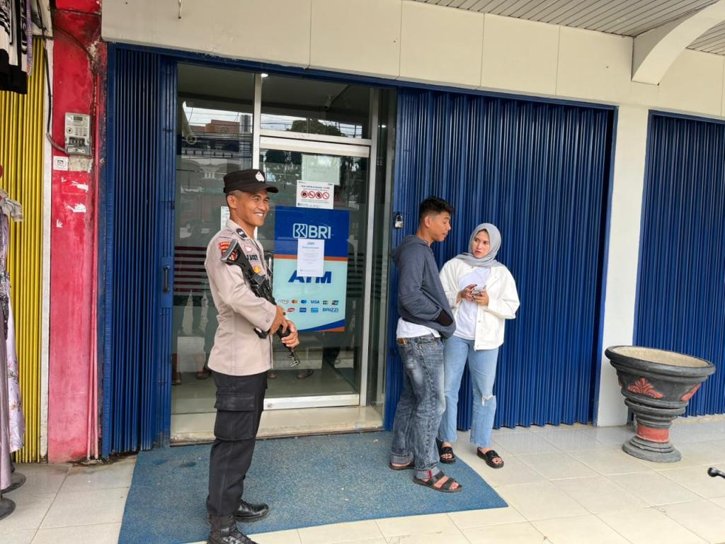 Penjagaan Objek Vital Bank oleh Personel Polsek Sungai Rumbai Ciptakan Rasa Aman bagi&nbsp;Warga
