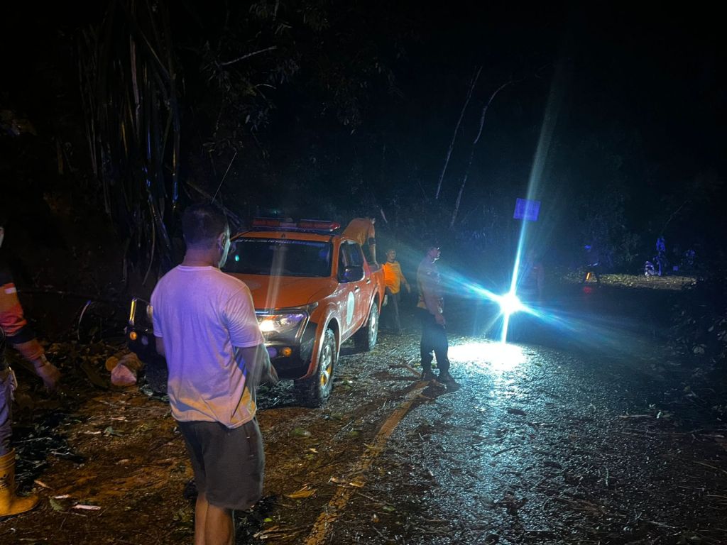 Akibat Pohon Tumbang, Personel Polsek IV Nagari Melakukan Pembersihan Agar Arus Lalu Lintas&nbsp;Lancar.