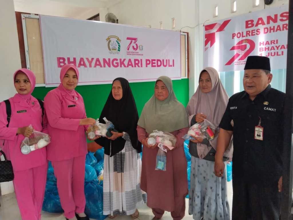 Kapolres Dharmasraya Serahkan Bantuan Sosial di Lokasi Pengobatan Gratis&nbsp;Bhayangkari
