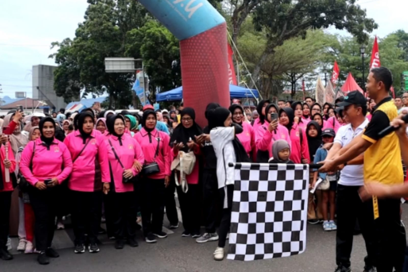 Olahraga bersama dalam Memeriahkan hari Bhayangkara ke 79 di polres Tanah Datar