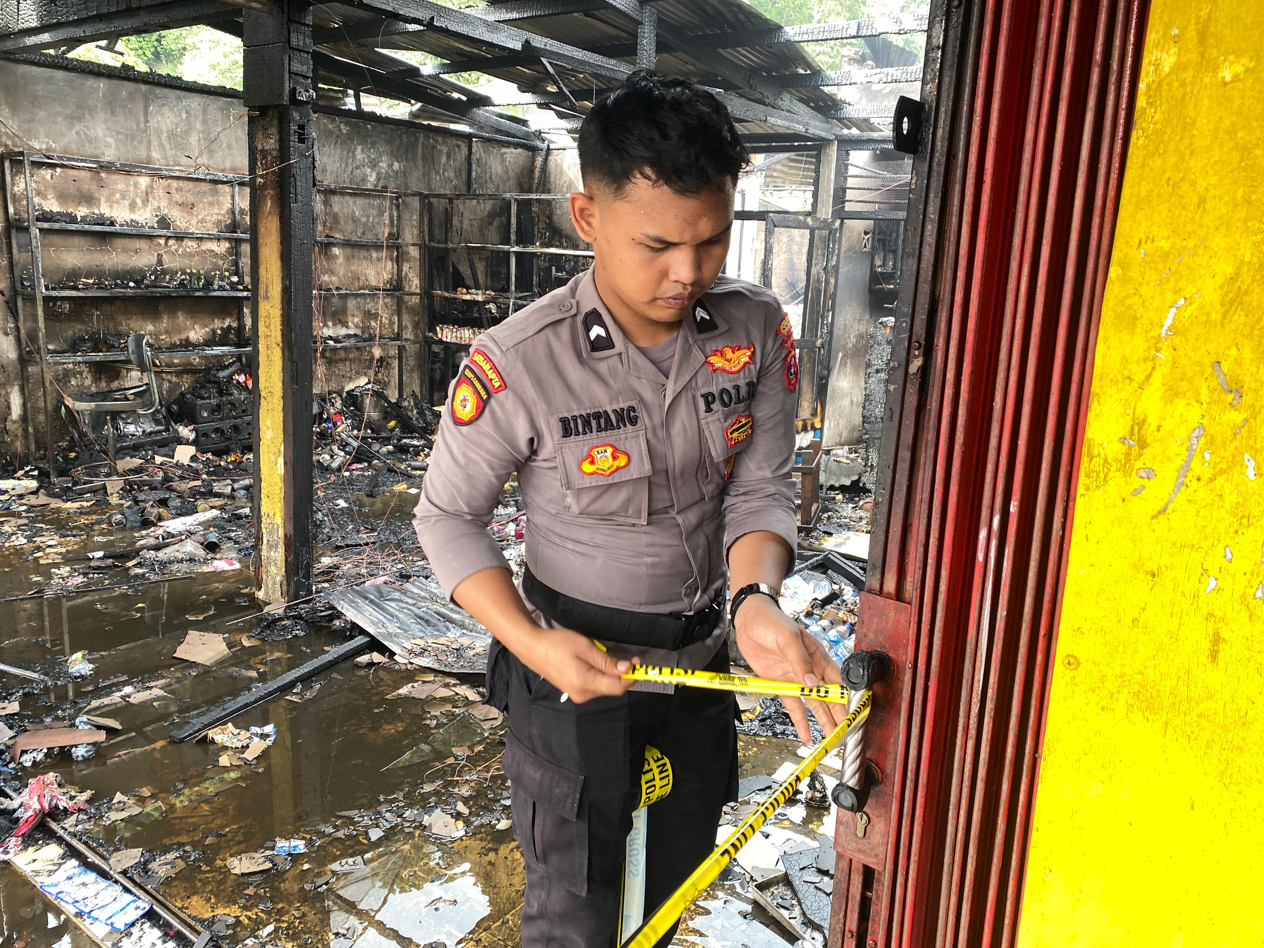 Quick Respons! Polresta Padang Bantu Petugas Damkar dengan mengamankan TKP Kebakaran di Lubeg