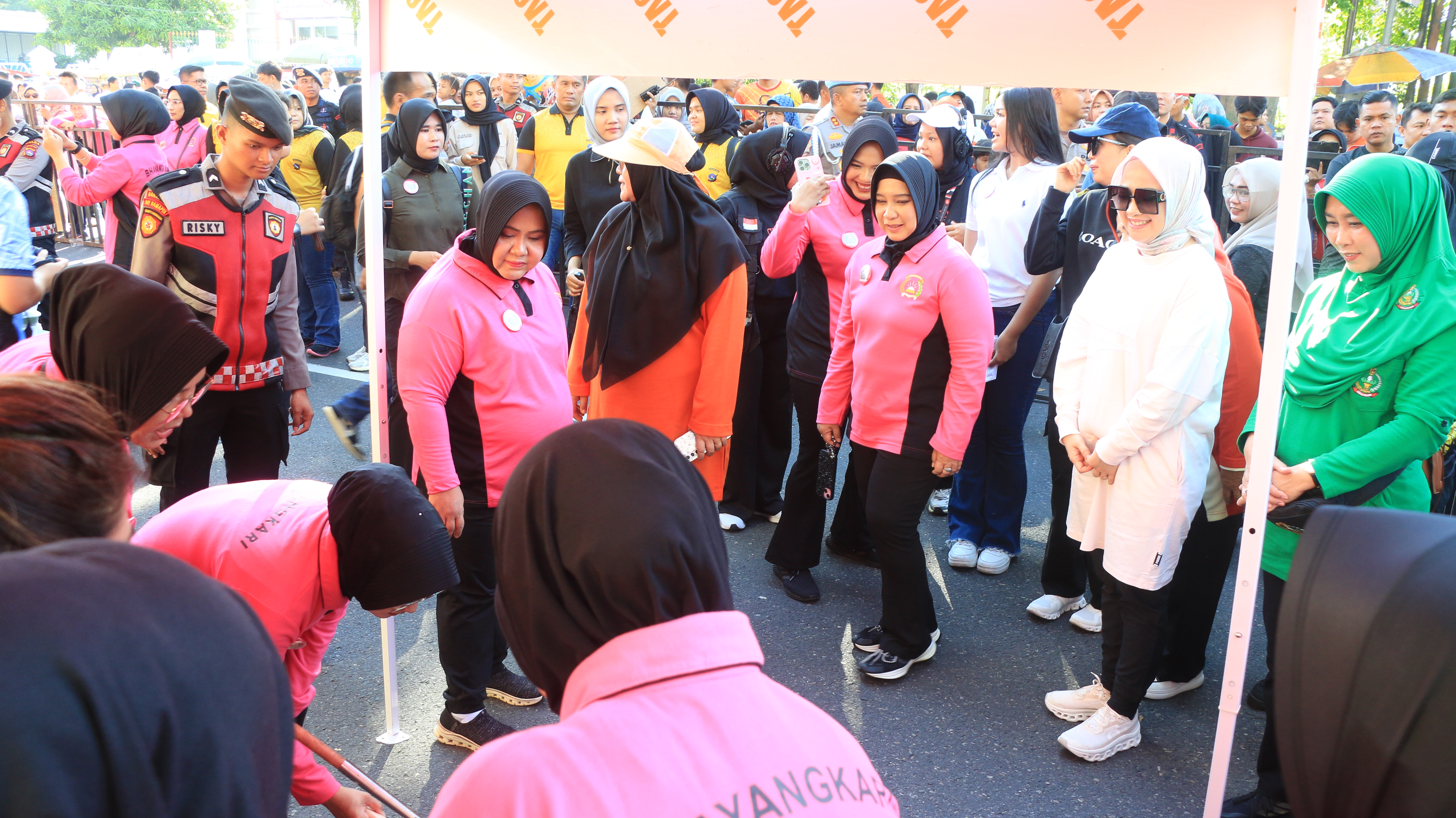 Warga Kota Padang Antusias Hadiri Kegiatan Marandang 1 Ton di Polda Sumbar