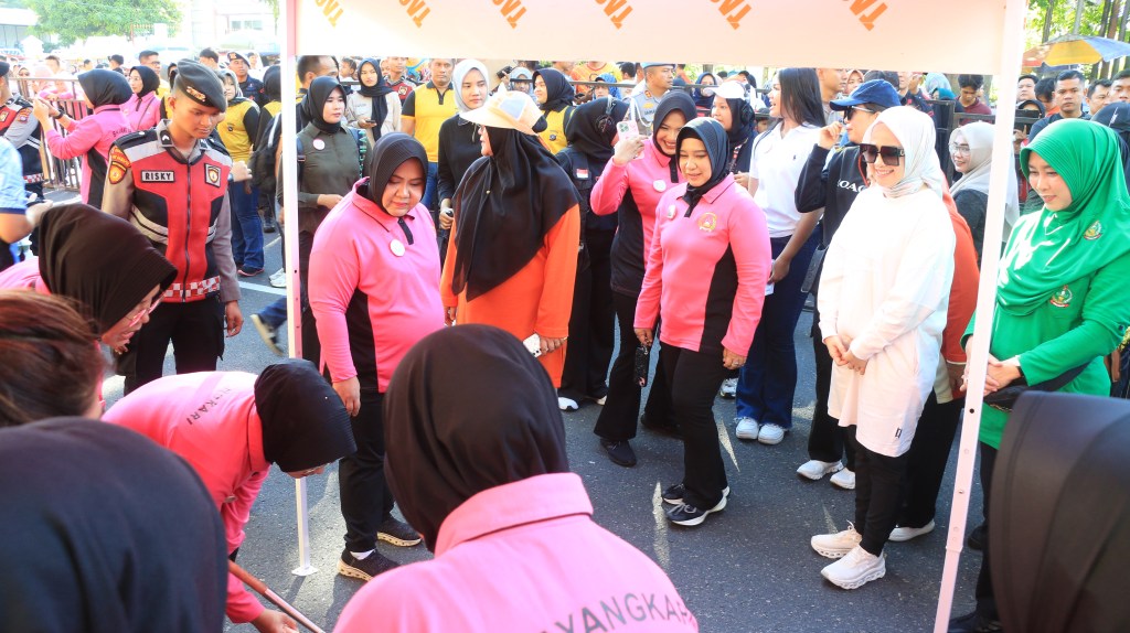 Warga Kota Padang Antusias Hadiri Kegiatan Marandang 1 Ton di Polda&nbsp;Sumbar