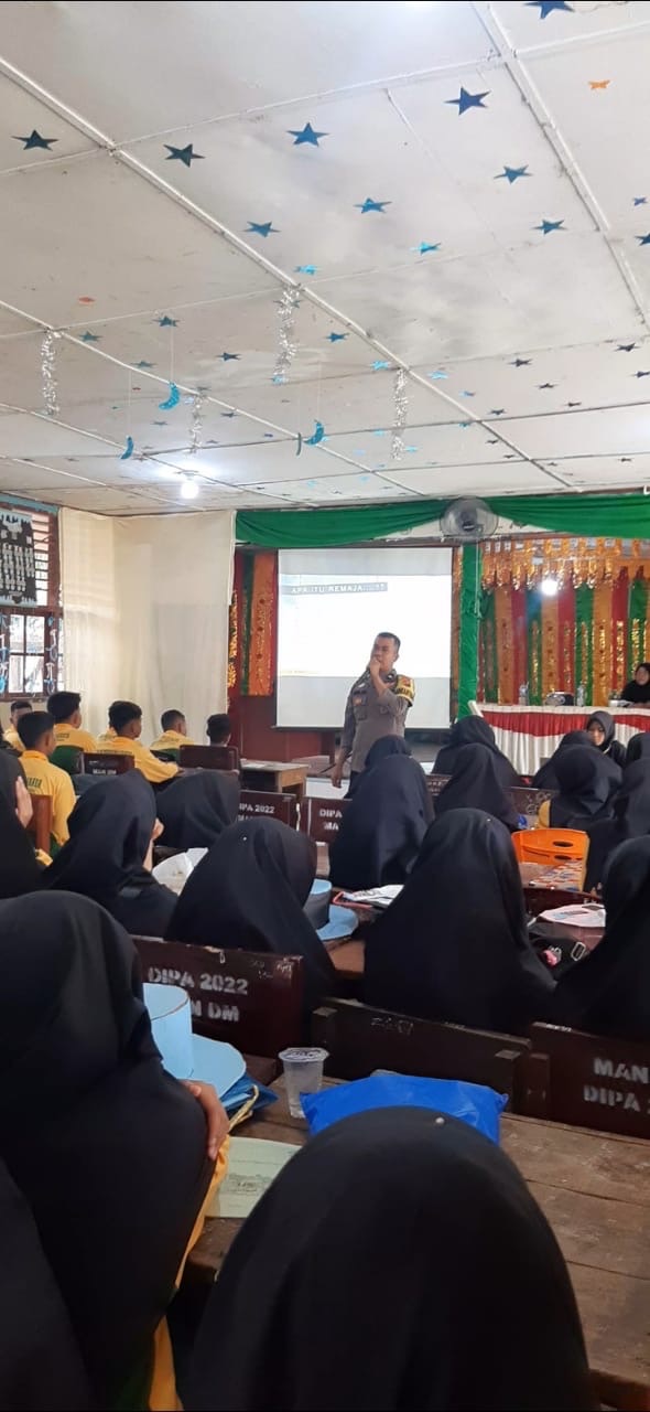 Cegah Judi Online dan Narkoba, Bhabinkamtibmas Sosialisasi ke Pelajar MAN&nbsp;Dharmasraya