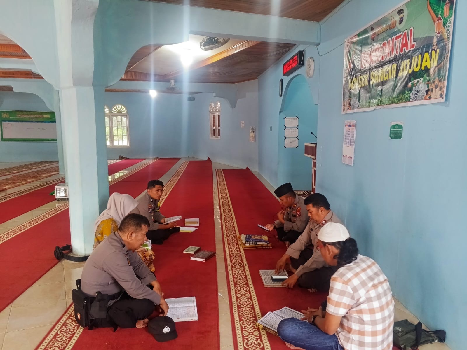 “Teguhkan Iman, Wujudkan Polri Presisi: Polsek Sangir Jujuan Gelar Binrohtal di Masjid Nurul Iman”
