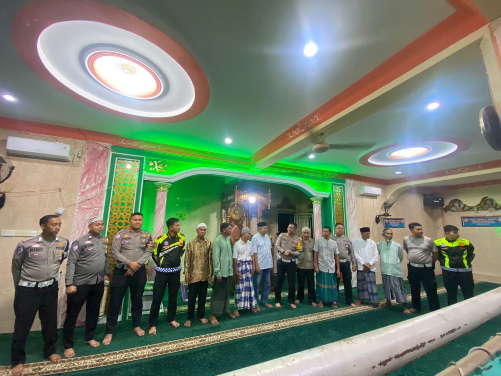 Polres Agam _Gerakan Shubuh Jamaah, Kapolres Lakukan Silaturahmi Bersama Masyarakat Masjid seputaran Wilkum Polres Agam&nbsp;(18/7)