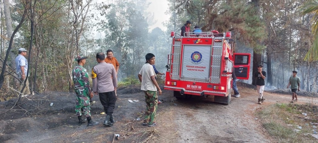 Personel Polsek Bukit Sundi Datangi Lokasi Kebakaran Lahan Seluas 50.000 m² di Nagari Bukit&nbsp;Tandang