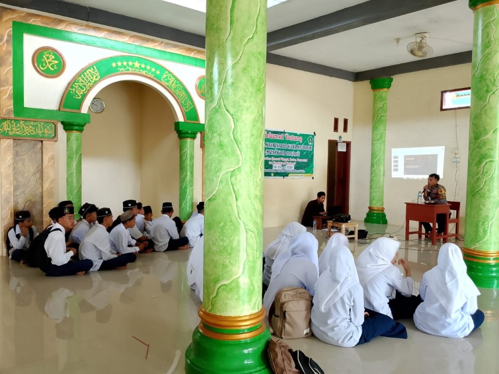Bhabinkamtibmas Hadiri Ta’aruf Siswa MTs Nurul Islah Koto Salak, Tekankan Bahaya Kenakalan Remaja dan&nbsp;Bullying