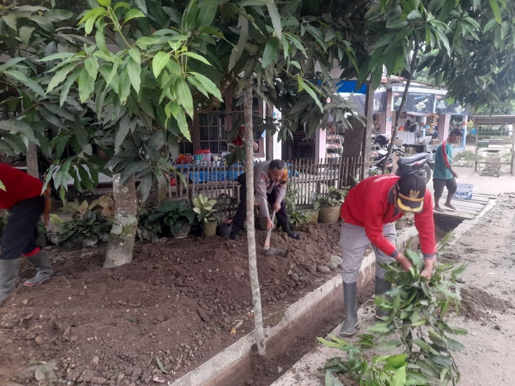 Gotong Royong Nagari Abai Siat Sambut HUT RI ke-80, Bhabinkamtibmas Ajak Warga Tetap&nbsp;Kompak