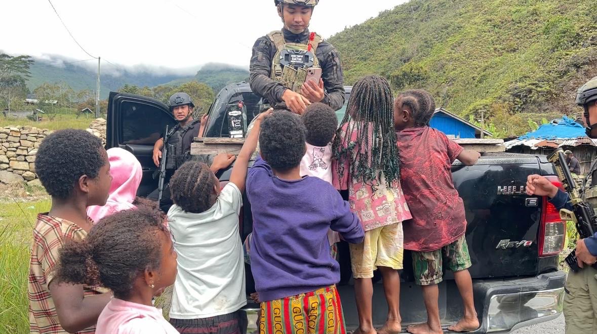 Personel Ops Damai Cartenz Sambangi Anak-anak di Puncak Jaya