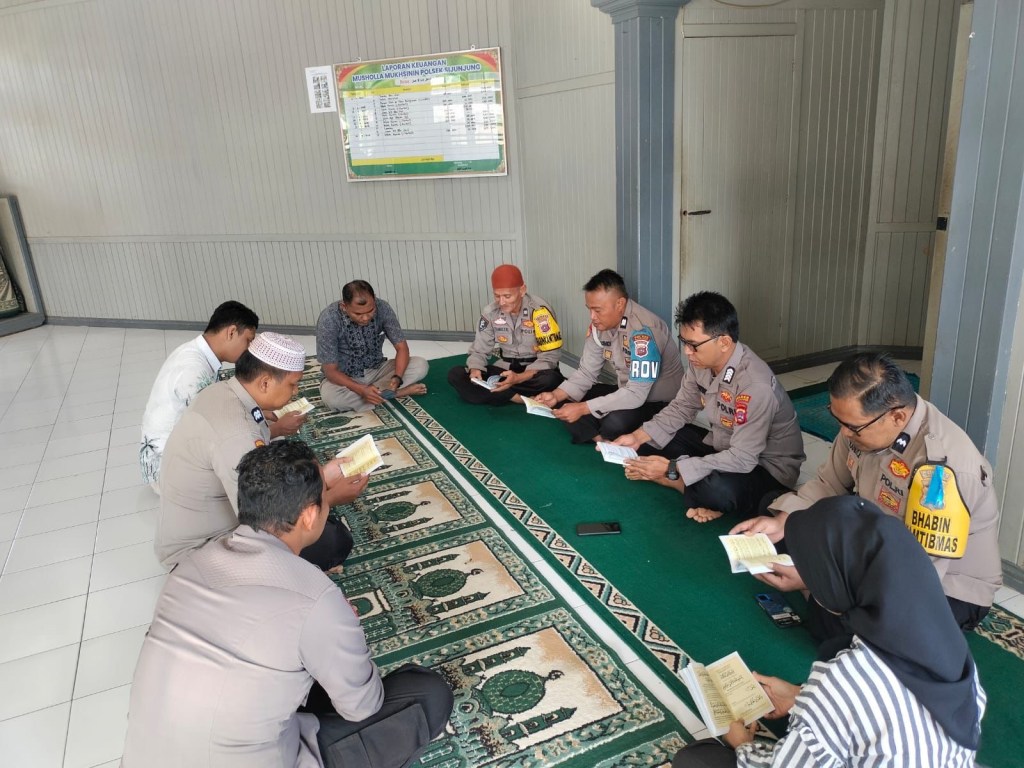 Personel Polsek Sijunjung Laksanakan Kegiatan Binrohtal dan Yasinan Rutin di Mushola&nbsp;Mushinin