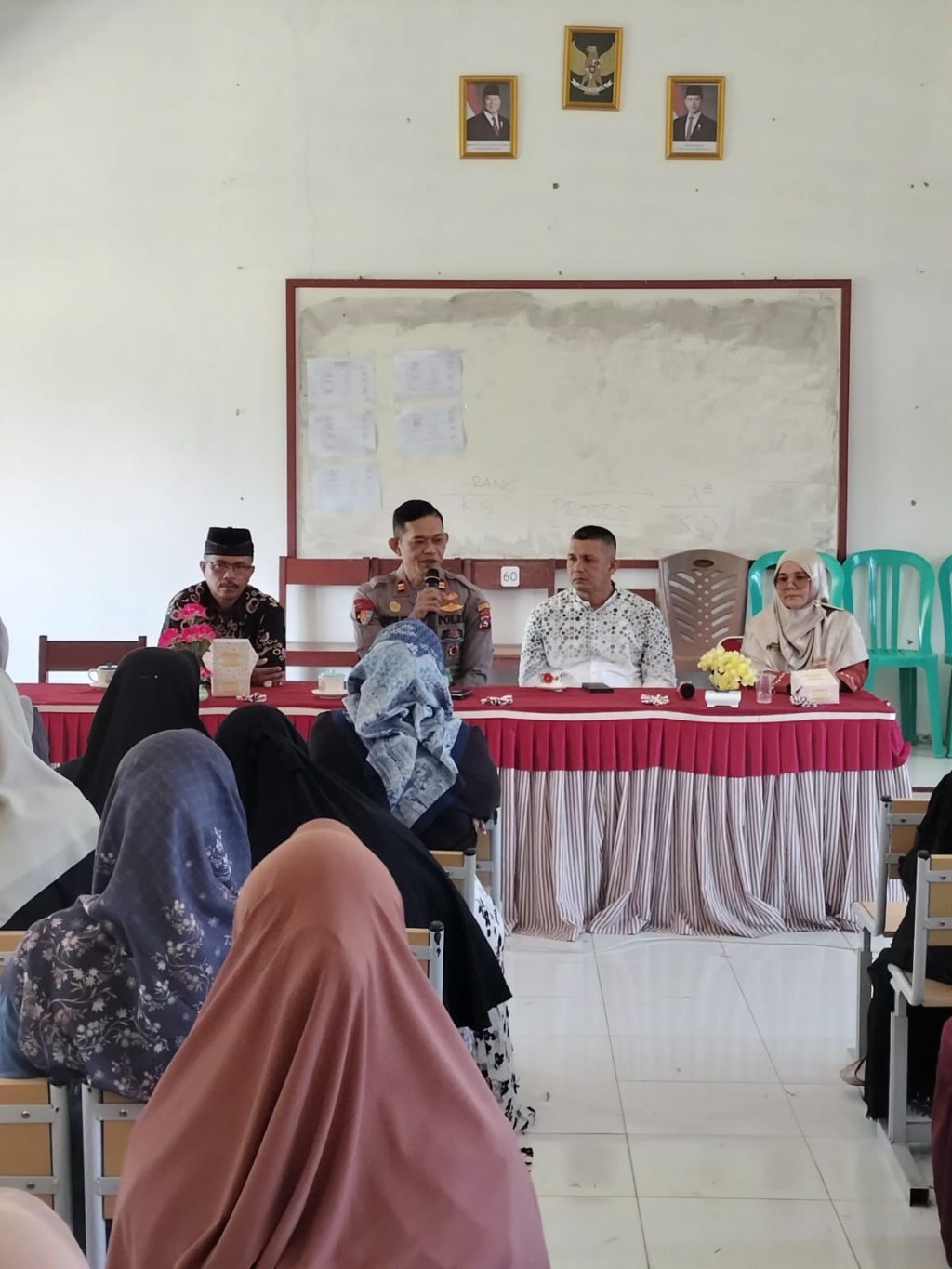 Kapolsek Sumpur Kudus IPTU Dedi Kurnia Putra, S.E., Sosialisasikan Pentingnya Peran Keluarga dalam Mendidik Karakter dan Mental Anak di SMAN 8&nbsp;Sijunjung