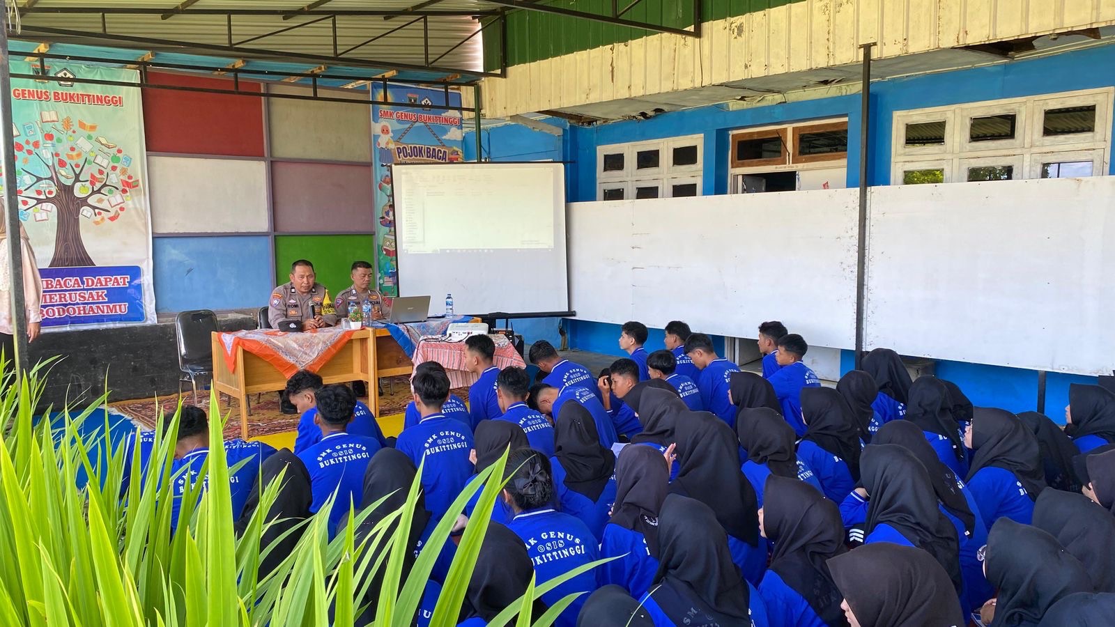 Bhabinkamtibmas Polresta Bukittinggi Berikan Penyuluhan tentang Bahaya Narkoba dan Tertib Berlalu Lintas kepada Murid SMK Genus Bukittinggi