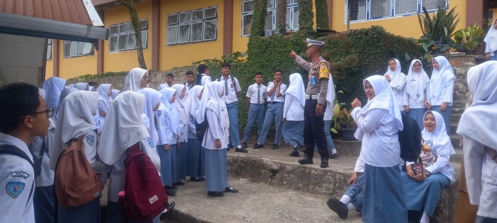 Jalin komunikasi dengan Pelajarar, Kasat Lantas Polres Tanah Datar ingatkan pentingnya tertib berlalu lintas di jalan&nbsp;raya