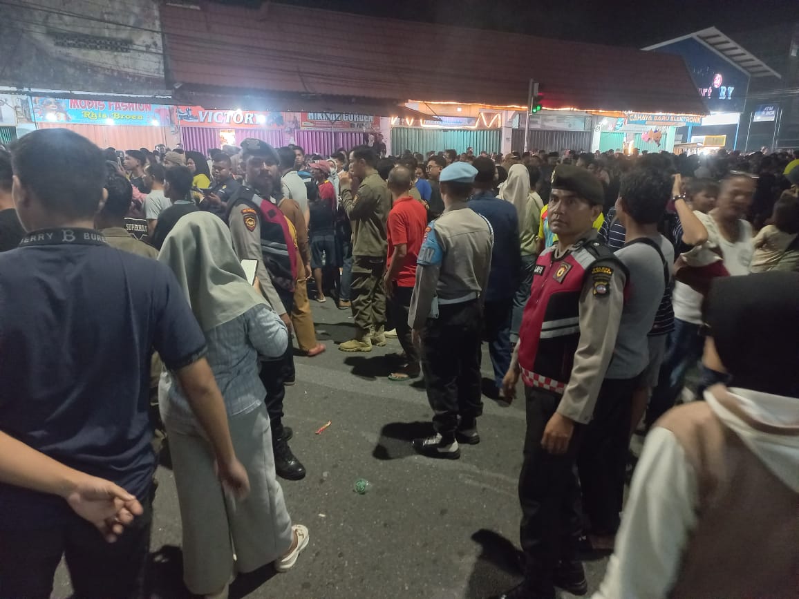 Personil Polres Pariaman melaksanakan pengamanan Prosesi Manabang Batang Pisang Dalam Rangkaian Kegiatan Pesona Budaya Tabuik Piaman 2025