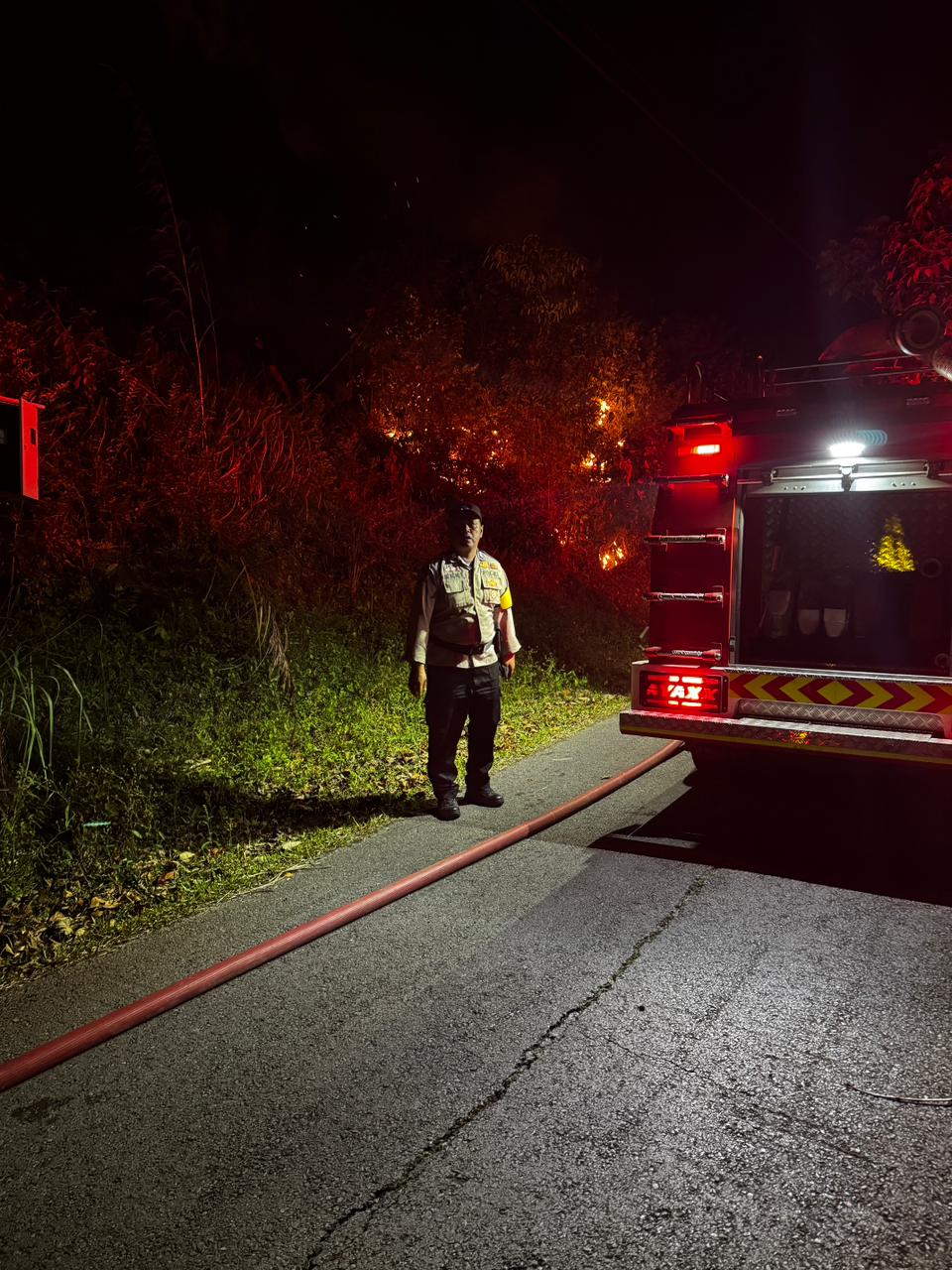 Ladang Serai Wangi Terbakar di Barangin, Polsek dan Damkar Sawahlunto Sigap Lakukan&nbsp;Penanganan