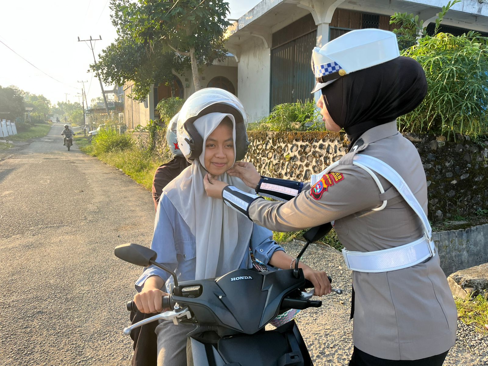 Pagi-Pagi Sudah Tersenyum: Aksi Humanis Polisi Atur Lalu Lintas di Padang Aro