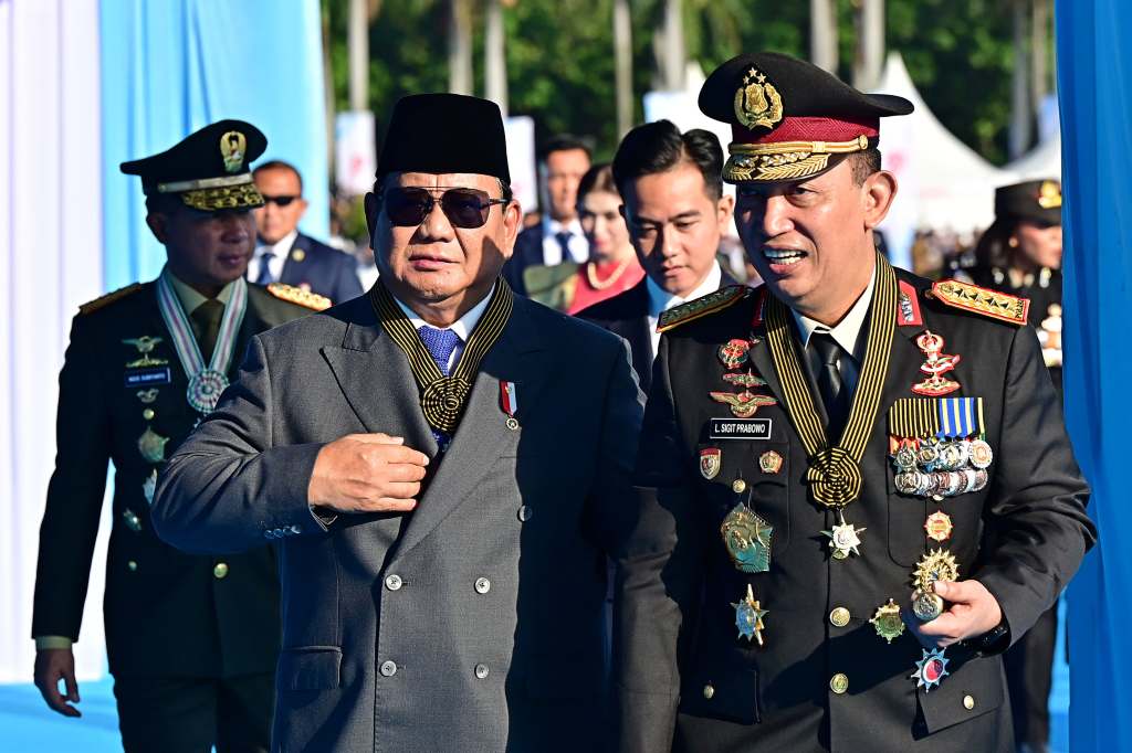 Kapolri dan Presiden Kenakan Tanda Kehormatan Bintang Bhayangkara Utama Saat Pimpin Upacara HUT Bhayangkara&nbsp;ke-79