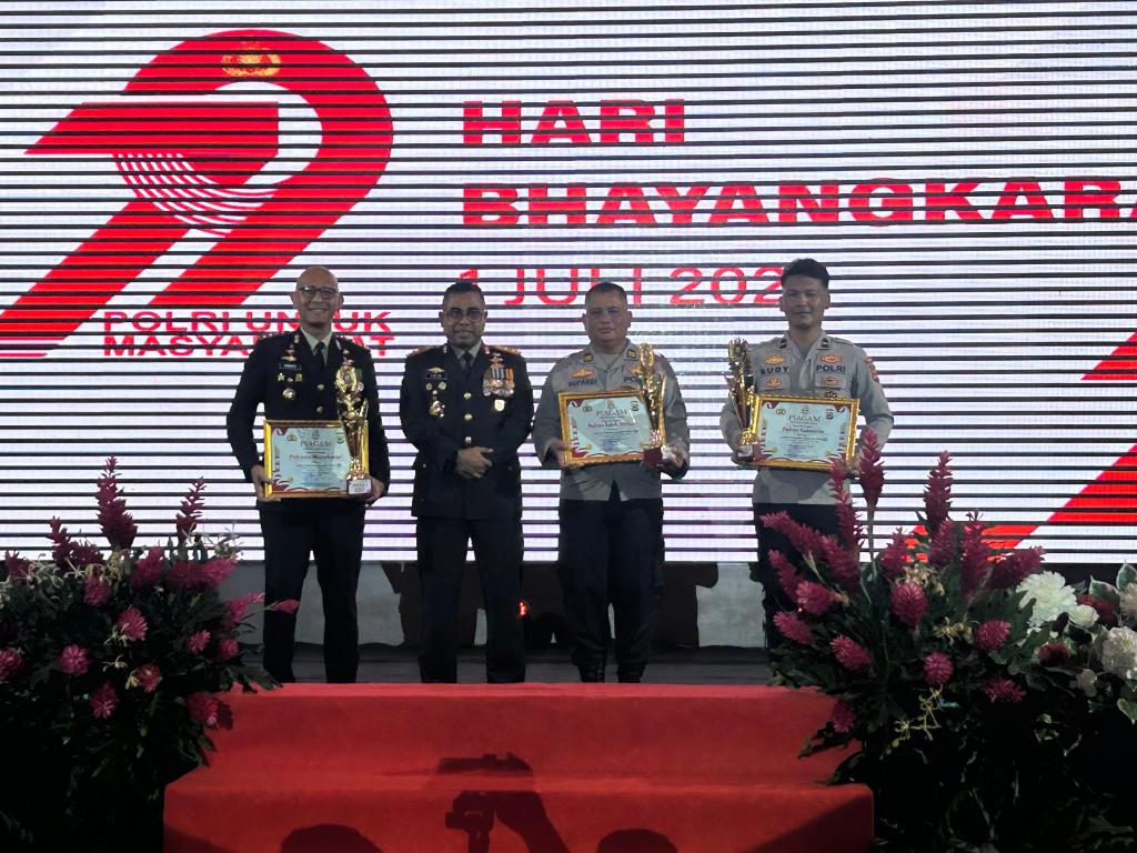 Lomba Layanan Polisi 110, Kapolresta Manokwari terima penghargaan dari Kapolda Papua&nbsp;Barat.