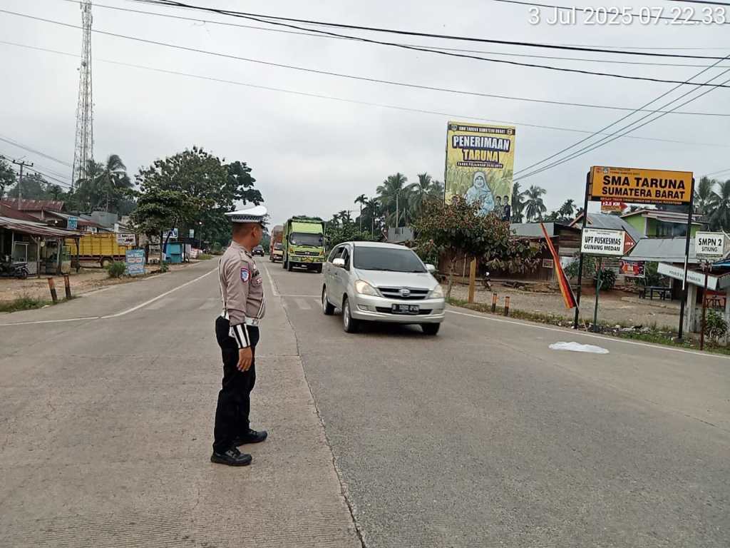 Ciptakan Kelancaran Lalulintas Jalan, Personel Polres Dharmasraya Lakukan Pangaturan Pagi&nbsp;Hari.