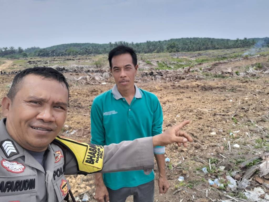 Bhabinkamtibmas Cek Lokasi Rencana Penanaman Jagung Kuartal III di Area Replanting Sawit Koto&nbsp;Gadang