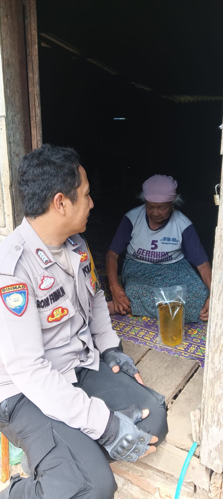 Bhabinkamtibmas Polsek Suliki Melaksanakan Kegiatan Jum’at Berkah di Nagari Talang&nbsp;Anau