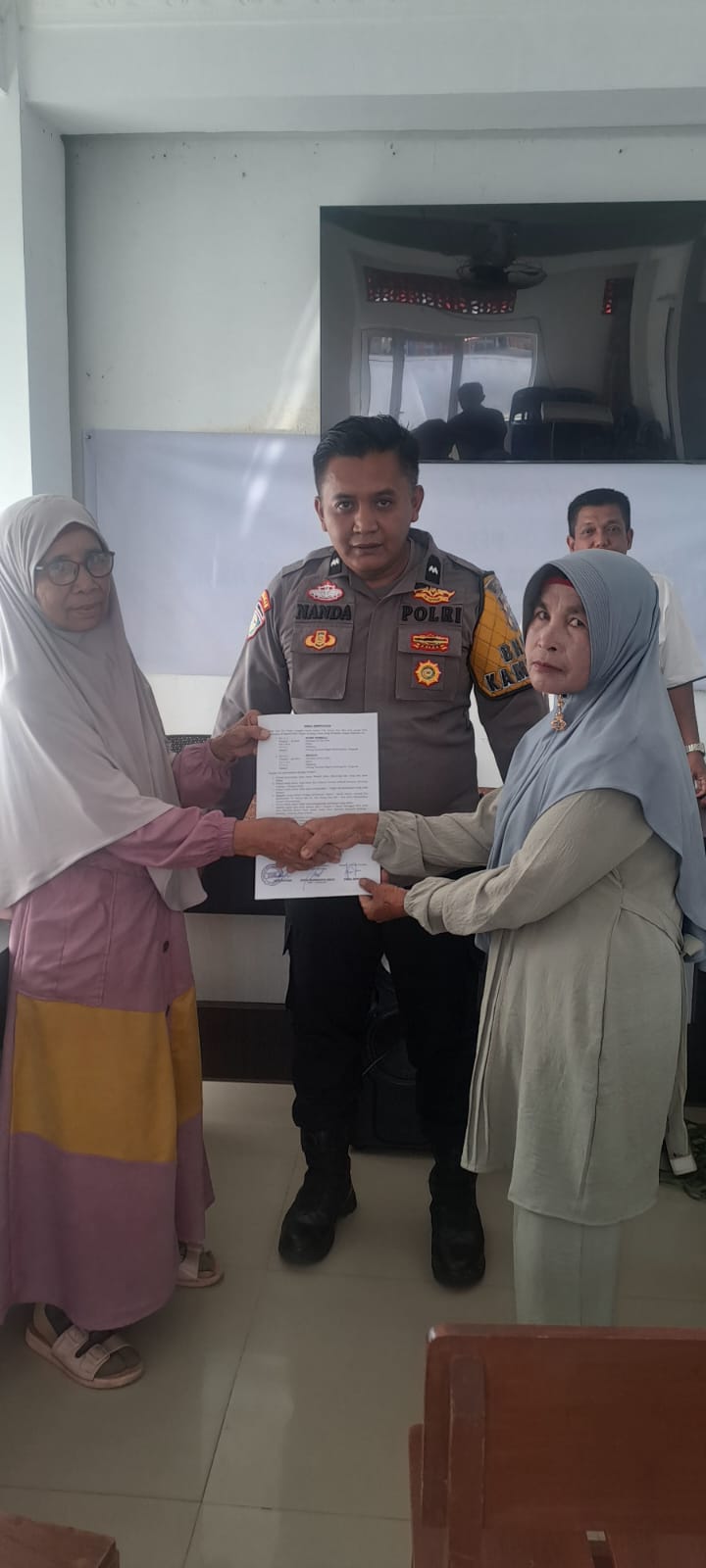 Bhabinkamtibmas Polsek Guguk&nbsp; Mediasi&nbsp; kasus&nbsp; Penganiayaan secara Kekeluargaan di Nagari&nbsp;Kubang