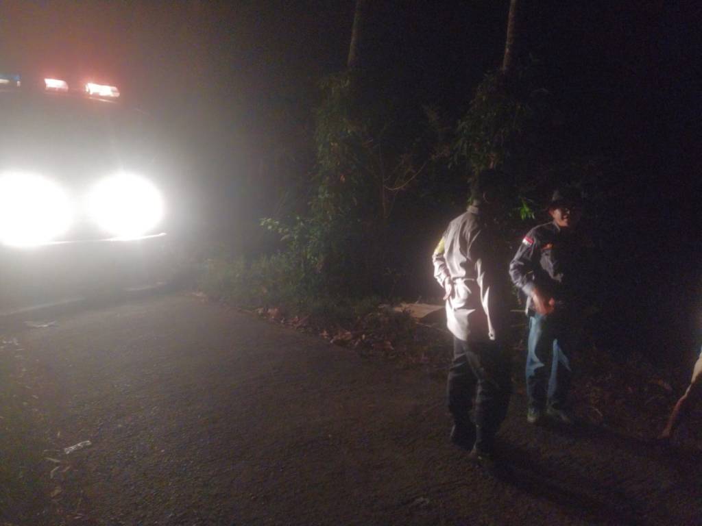 Personel Polsek Bukit Sundi Sigap Turun ke Lokasi Kebakaran Lahan di Nagari Muara Panas Jorong&nbsp;Gajah