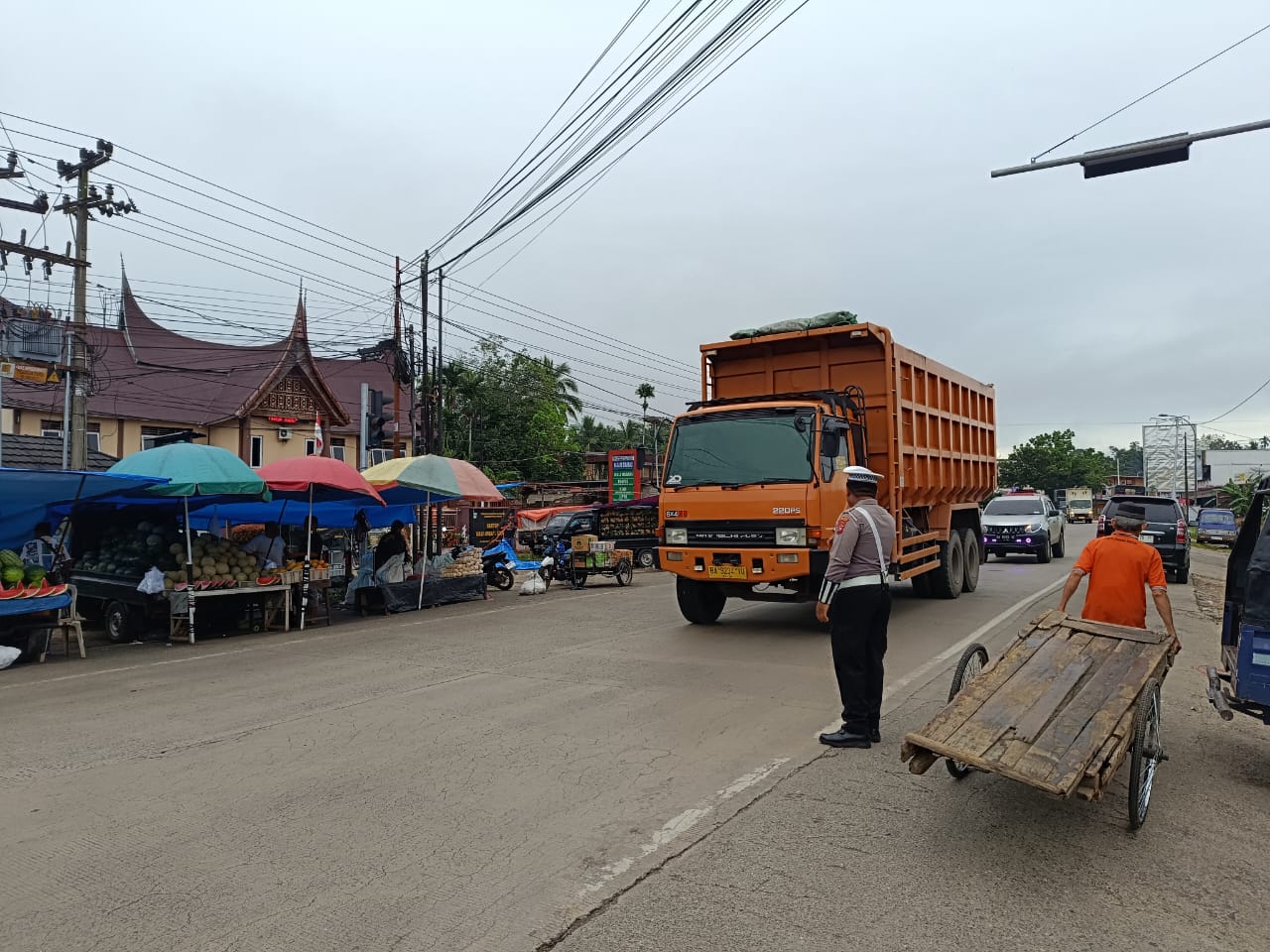 Cegah Kemacetan, Polisi Atur Lalin di Simpang Empat Sikabau