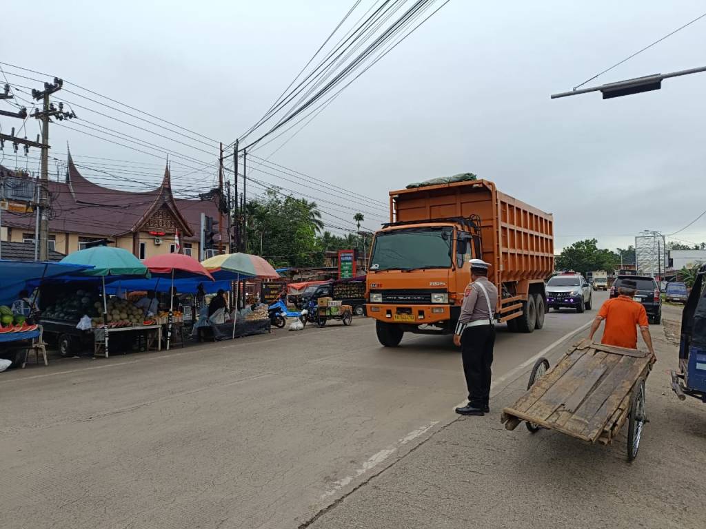 Cegah Kemacetan, Polisi Atur Lalin di Simpang Empat&nbsp;Sikabau
