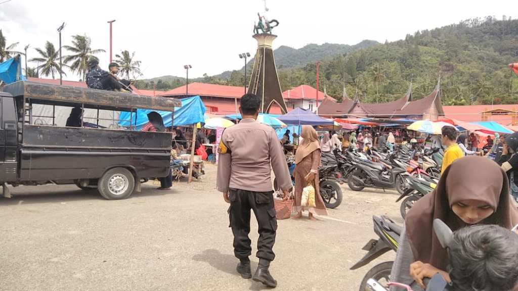 Ciptakan Rasa Amam , Bhabinkamtibmas Polsek Suliki Patroli Pasar&nbsp;Tradisional