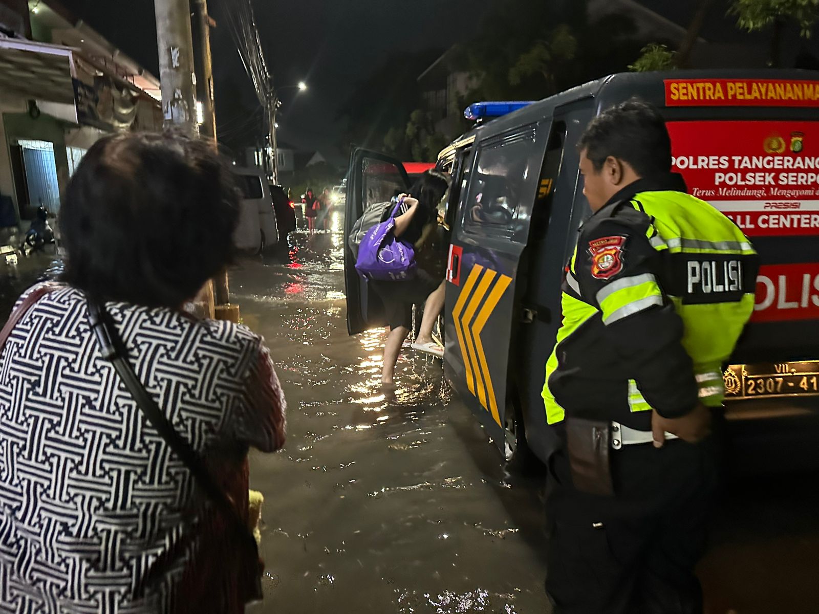 Sigap, Polisi di Tangsel Bantu Korban Banjir Karena Tugas Kemanusiaan