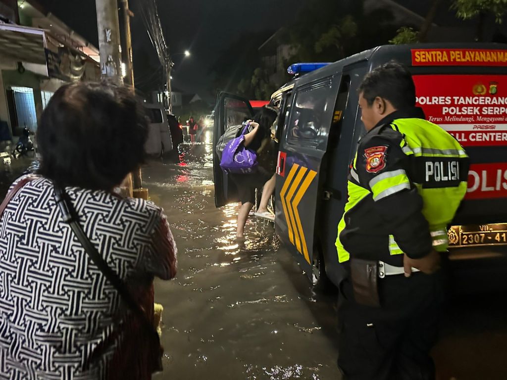 Sigap, Polisi di Tangsel Bantu Korban Banjir Karena Tugas&nbsp;Kemanusiaan