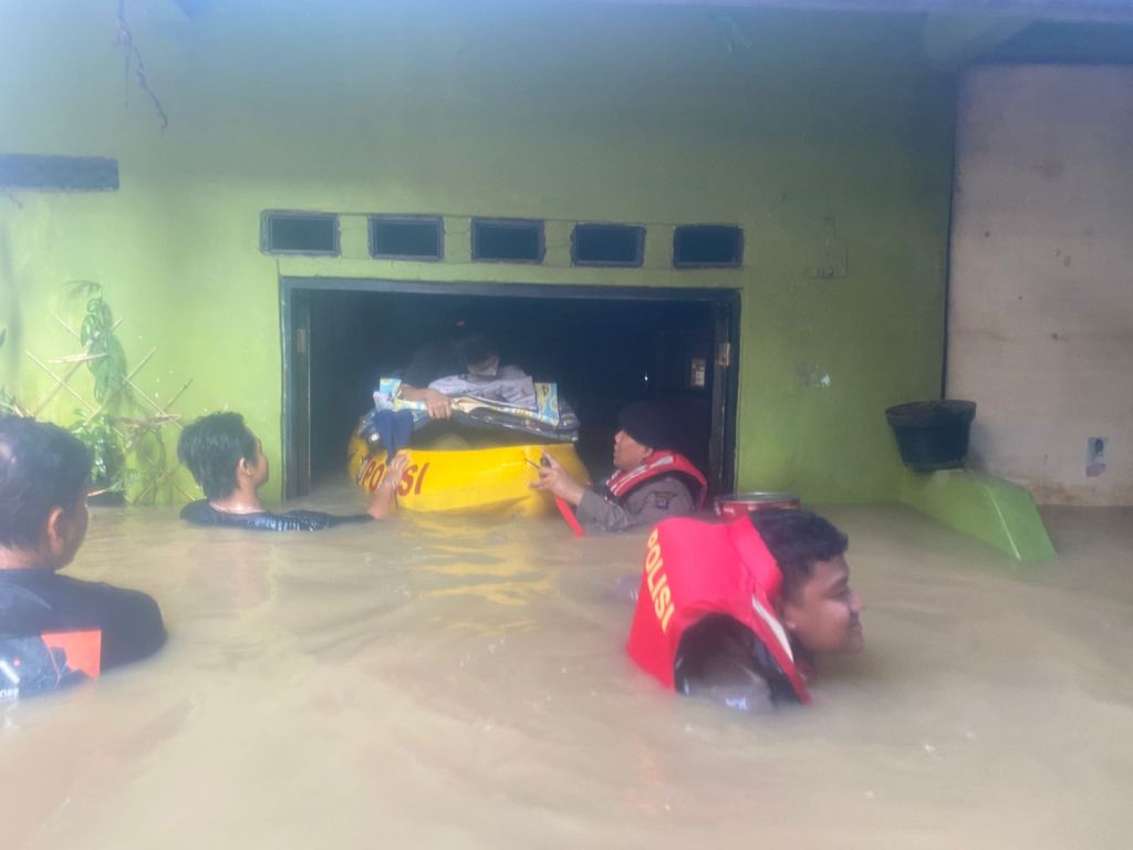 Banjir di Kebon Pala Jakarta Timur, Polisi Bantu Warga&nbsp;Mengungsi