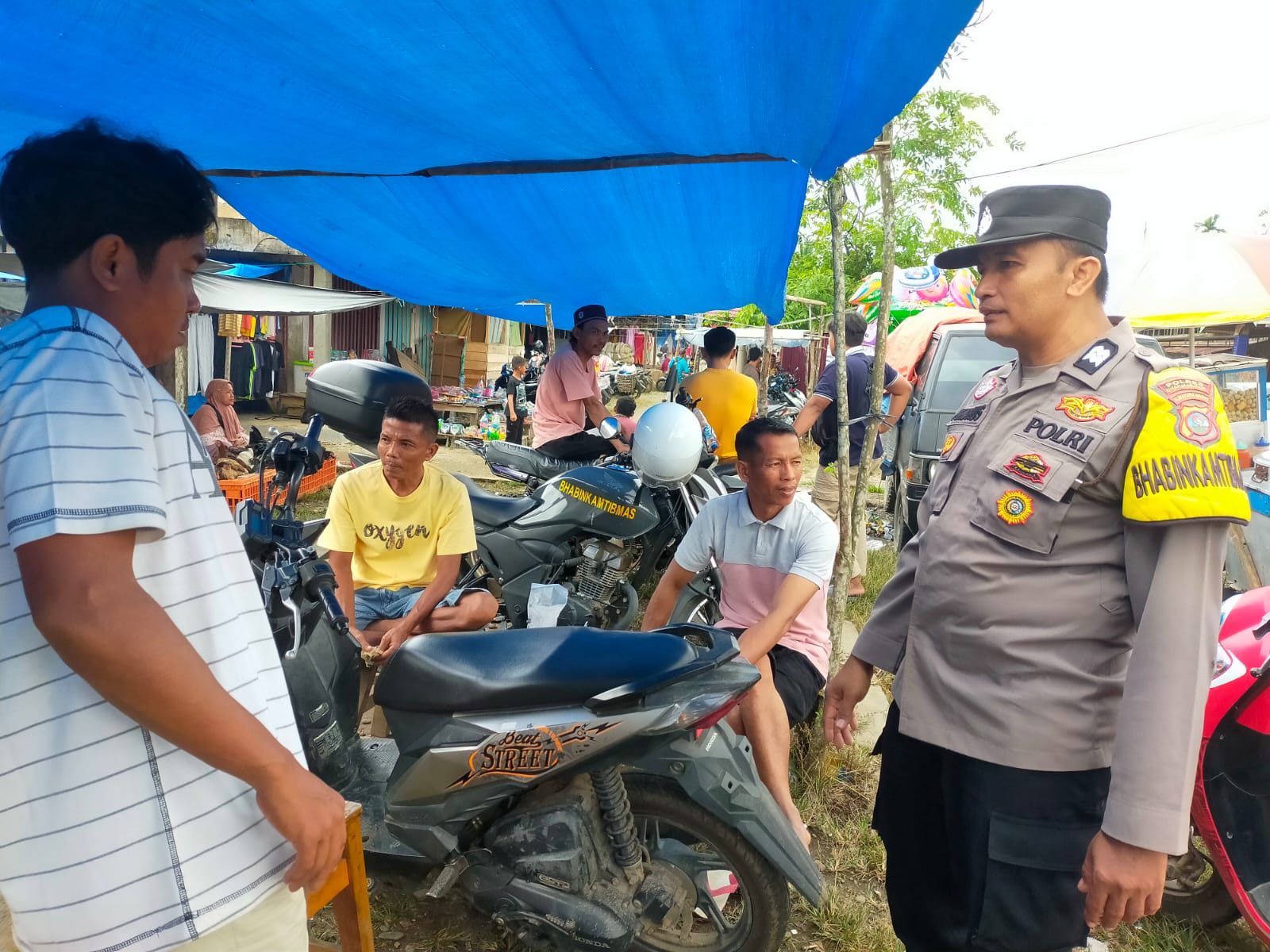 Bhabinkamtibmas Nagari Sialang Gaung Ajak Tukang Parkir Antisipasi Curanmor