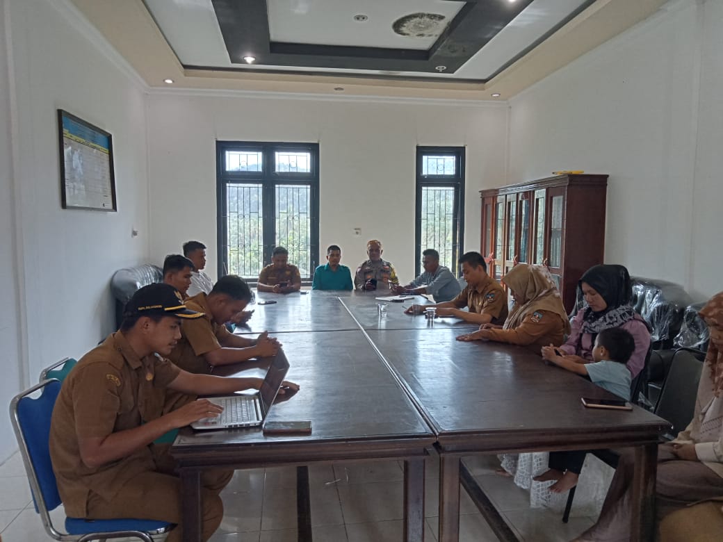Polisi Jamin Keamanan, Bhabinkamtibmas Hadiri Musyawarah PAW Anggota Bamus Nagari Lubuk Karak