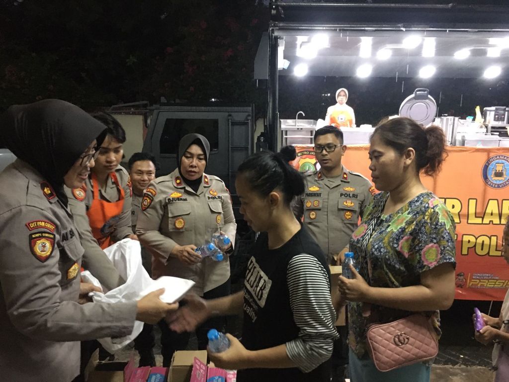 Polisi Bagikan Makanan ke Ratusan Korban Terdampak Banjir di&nbsp;Jakarta