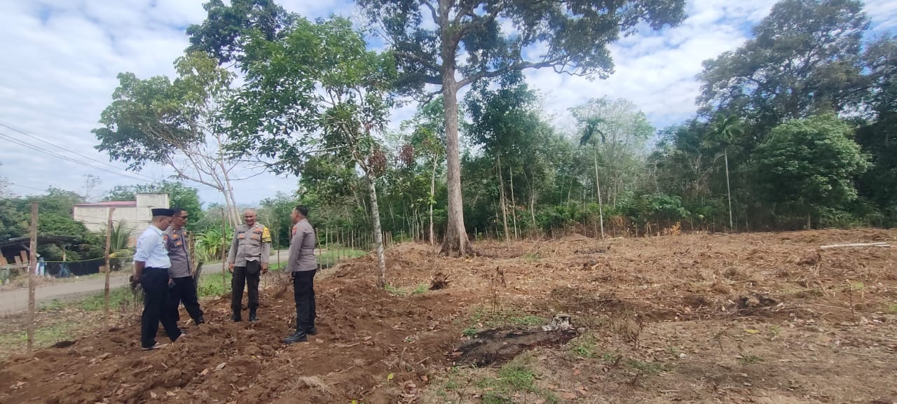 Bhabinkamtibmas Tinjau Lahan Penanaman Jagung Serentak di Dharmasraya