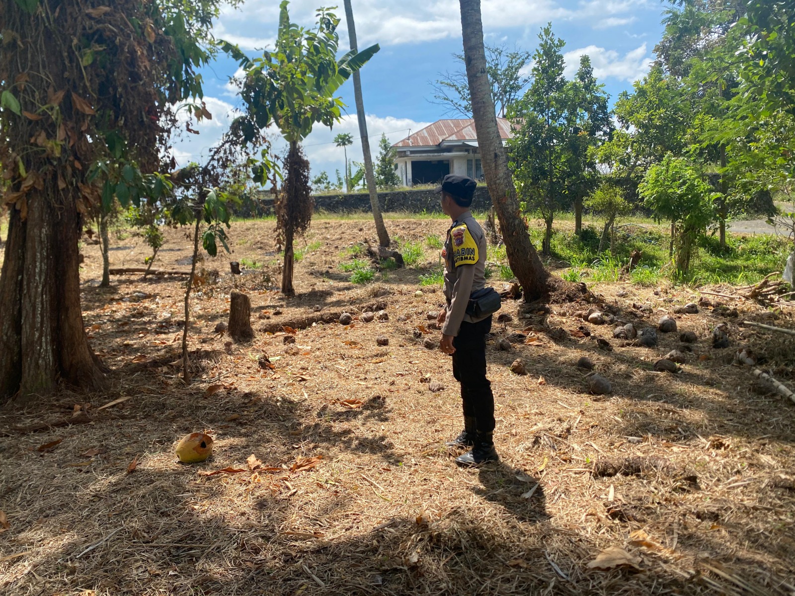 Jalin Silaturahmi dengan warga, Briptu Taufik dampingi Buk sumia dalam mendukung ketahanan pangan