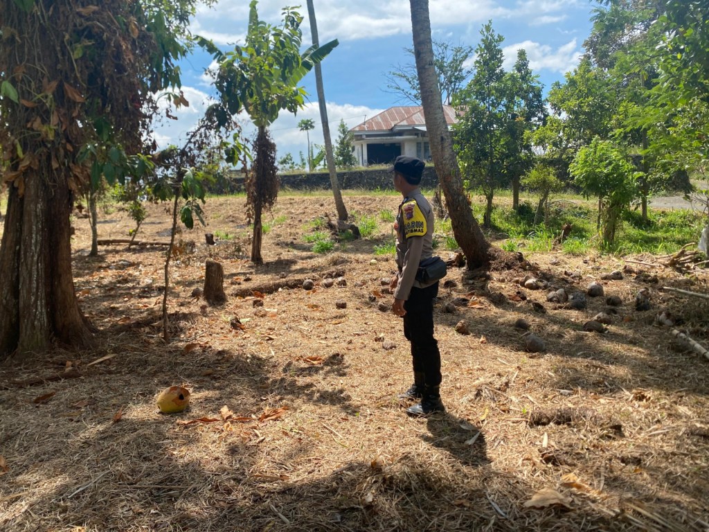 Jalin Silaturahmi dengan warga, Briptu Taufik dampingi Buk sumia dalam mendukung ketahanan&nbsp;pangan