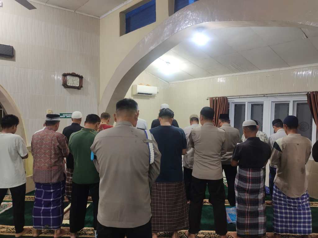 Dekatkan Diri dengan Masyarakat, Kapolsek Sawahlunto Pimpin Gerakan Subuh Berjamaah di Surau&nbsp;Tangah