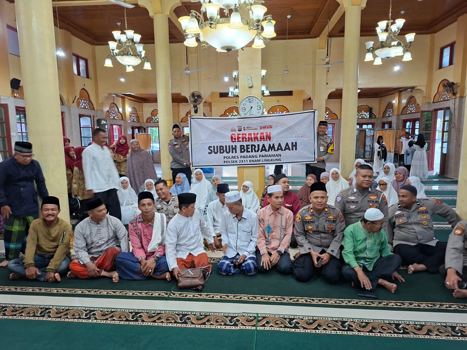 Gerakan Subuh Berjamaah Polres Tanah Datar, Kapolres Berikan Ceramah Agama dan Himbauan Kamtibmas di Masjid Raya Tanjung