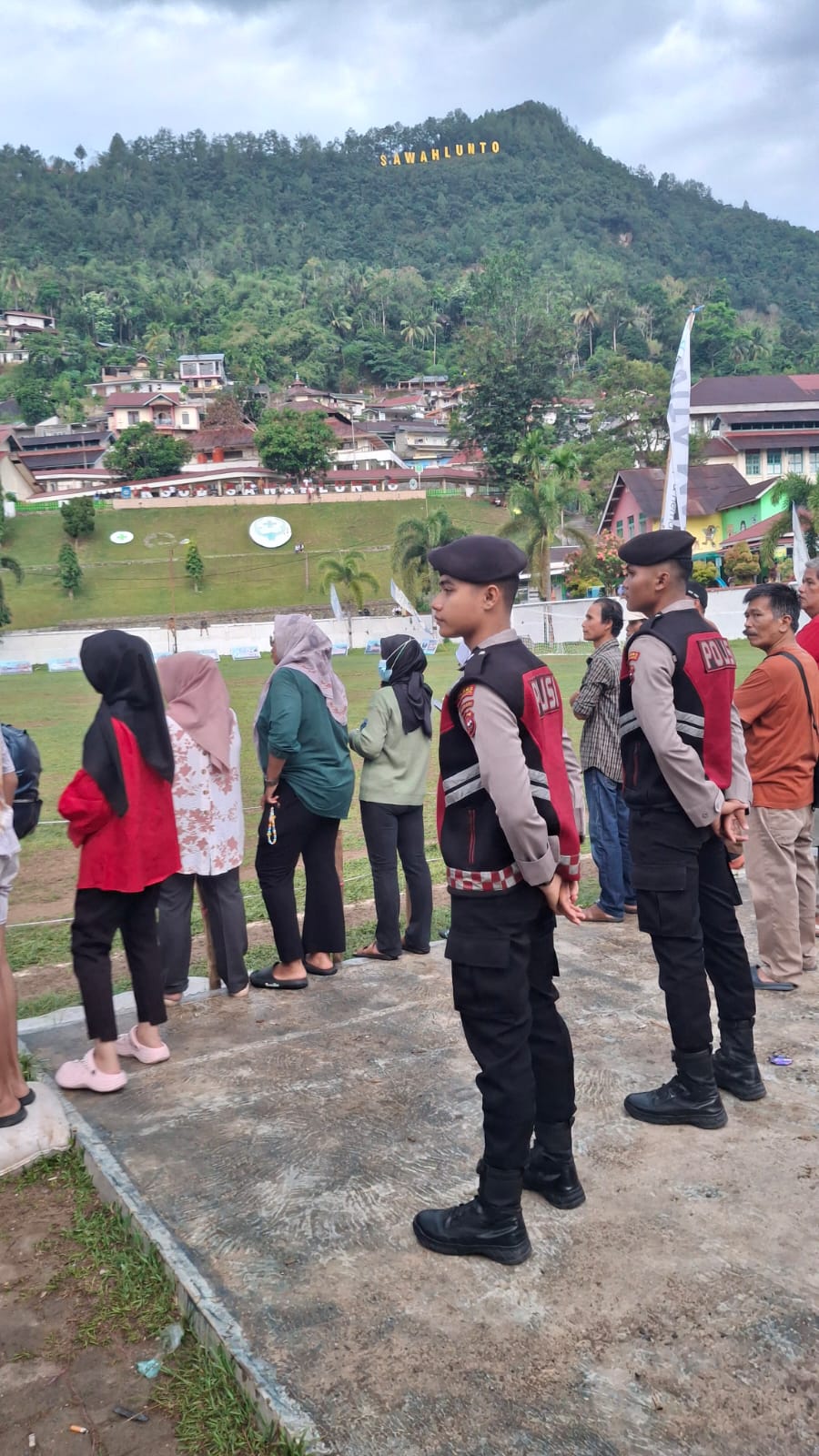 Berikan Rasa Aman, Personel Polres Sawahlunto Amankan Pertandingan Sepakbola Walikota Sawahlunto Cup&nbsp;1