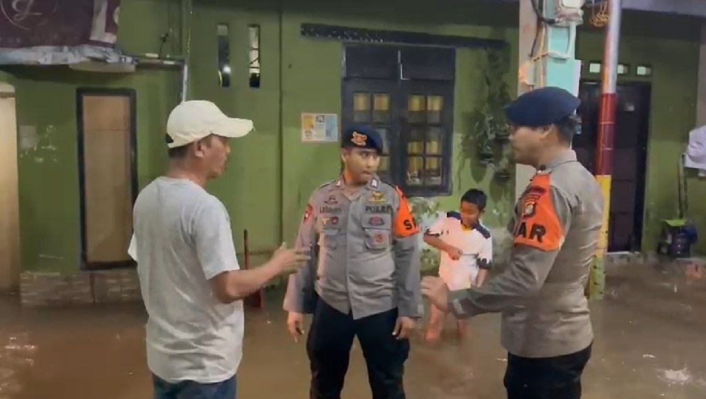 Meski Banjir Berangsur Surut Tim Polda Metro Jaya Terus&nbsp;Siaga