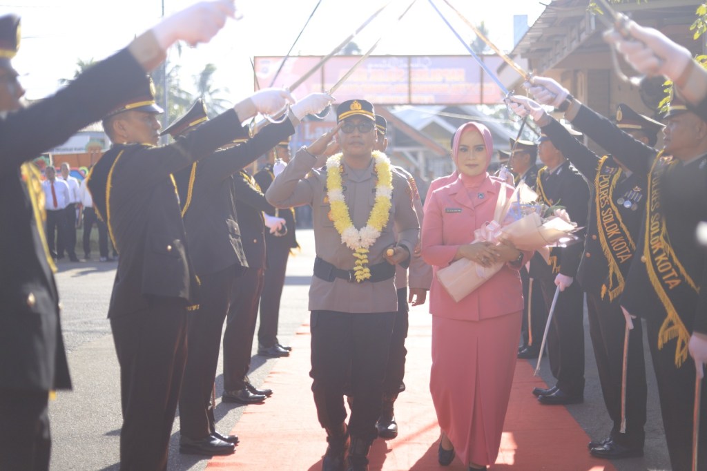 Disambut Gerbang Pora, AKBP Mas’ud Ahmad Resmi Jabat Kapolres Solok Kota Gantikan AKBP Abdus Syukur&nbsp;Felani