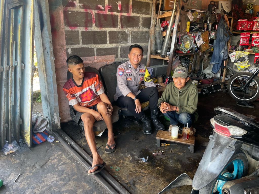 Ajak Warga Ciptakan Rasa Aman, Bhabinkamtibmas Sampaikan Saat&nbsp;Sambang