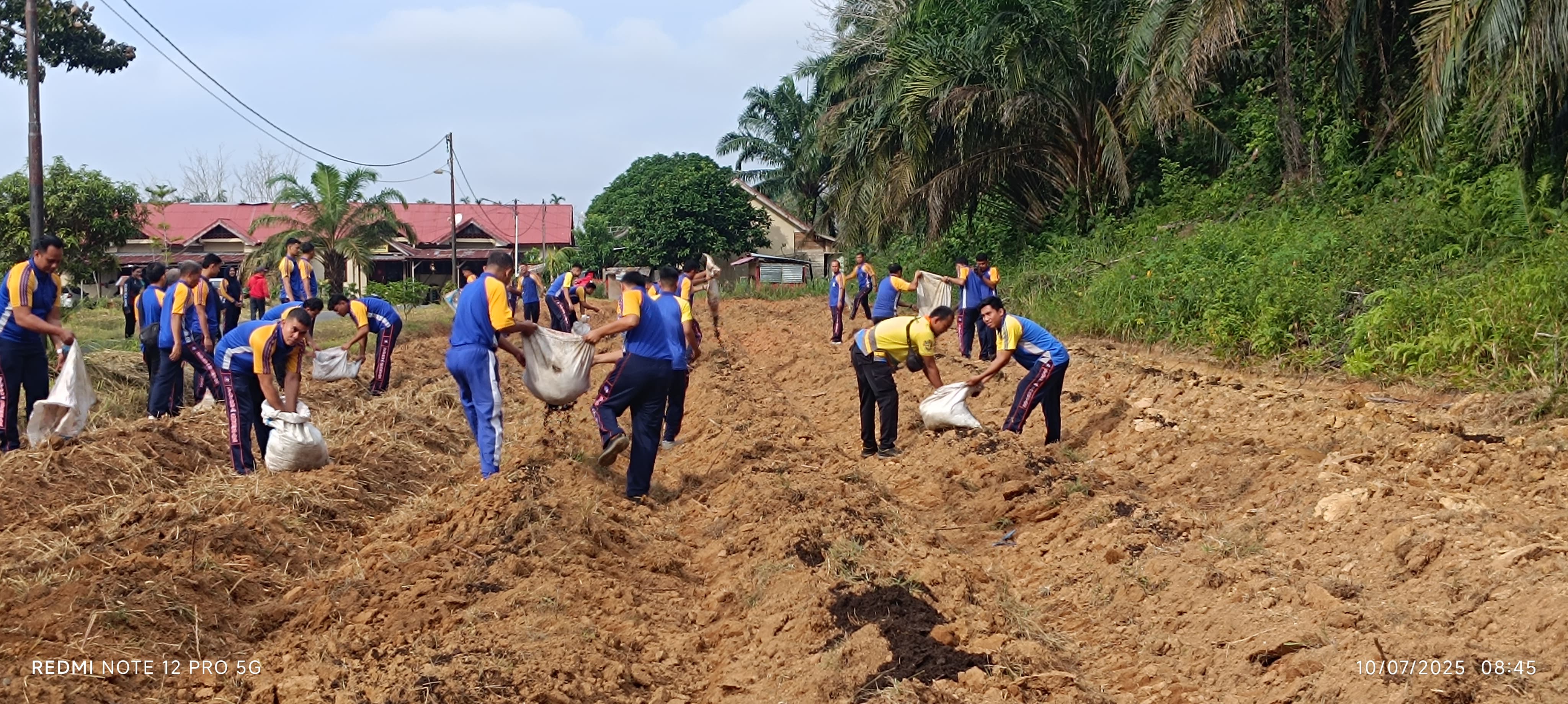 Polres Dharmasraya Tabur Pupuk Kompos Dukung Ketahanan Pangan
