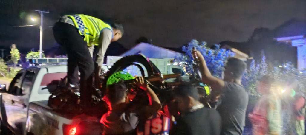 Respon Kilat Satlantas Polres Solsel Evakuasi Laka Lantas Maut di Jalan&nbsp;Sampu