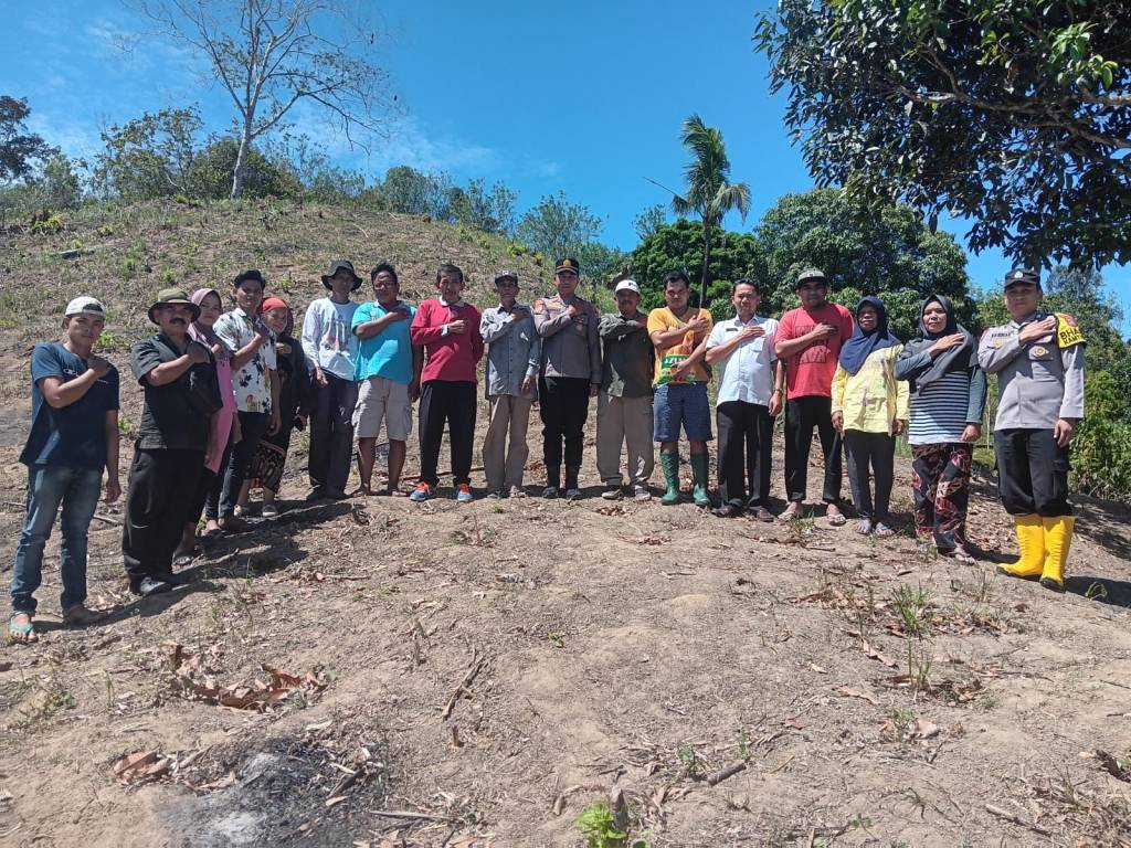 Dukung Ketahanan Pangan, Jajaran Polsek Polres Tanah Datar Lakukan Penanaman Bibit Jagung Serentak Bersama Masyarakat Kelompok&nbsp;Tani