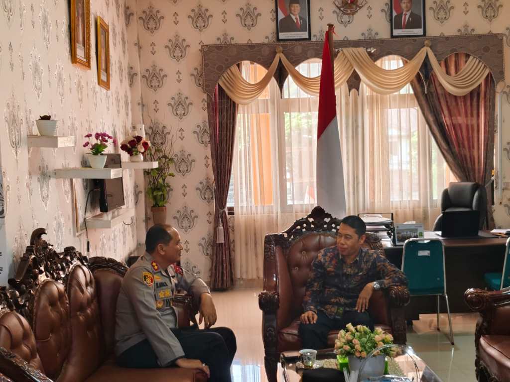 Kapolres Pasaman Kunjungi Pengadilan Negeri Lubuk Sikaping Dalam Rangka Perkuat Sinergitas 